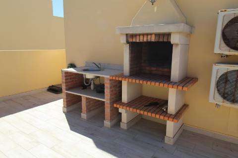 Albufeira - Moradia em Banda renovada T2 com piscina e garagem