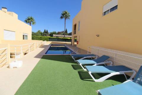 Albufeira - Moradia em Banda renovada T2 com piscina e garagem