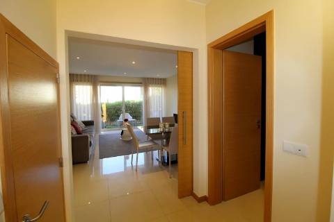Albufeira - Moradia em Banda renovada T2 com piscina e garagem