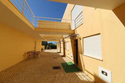 Albufeira - Moradia em Banda renovada T2 com piscina e garagem