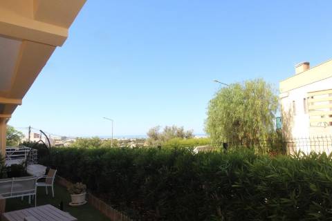 Albufeira - Moradia em Banda renovada T2 com piscina e garagem