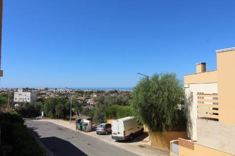 Albufeira - Moradia em Banda renovada T2 com piscina e garagem