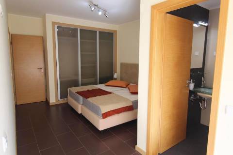 Albufeira - Moradia em Banda renovada T2 com piscina e garagem