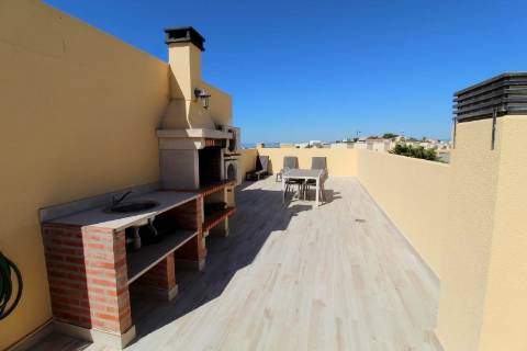 Albufeira - Moradia em Banda renovada T2 com piscina e garagem