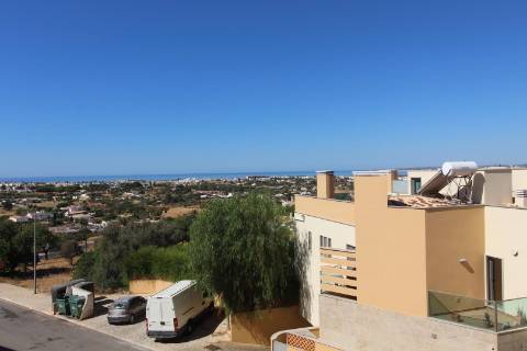 Albufeira - Moradia em Banda renovada T2 com piscina e garagem