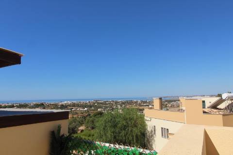 Albufeira - Moradia em Banda renovada T2 com piscina e garagem