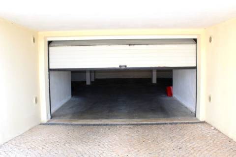 Albufeira - Moradia em Banda renovada T2 com piscina e garagem
