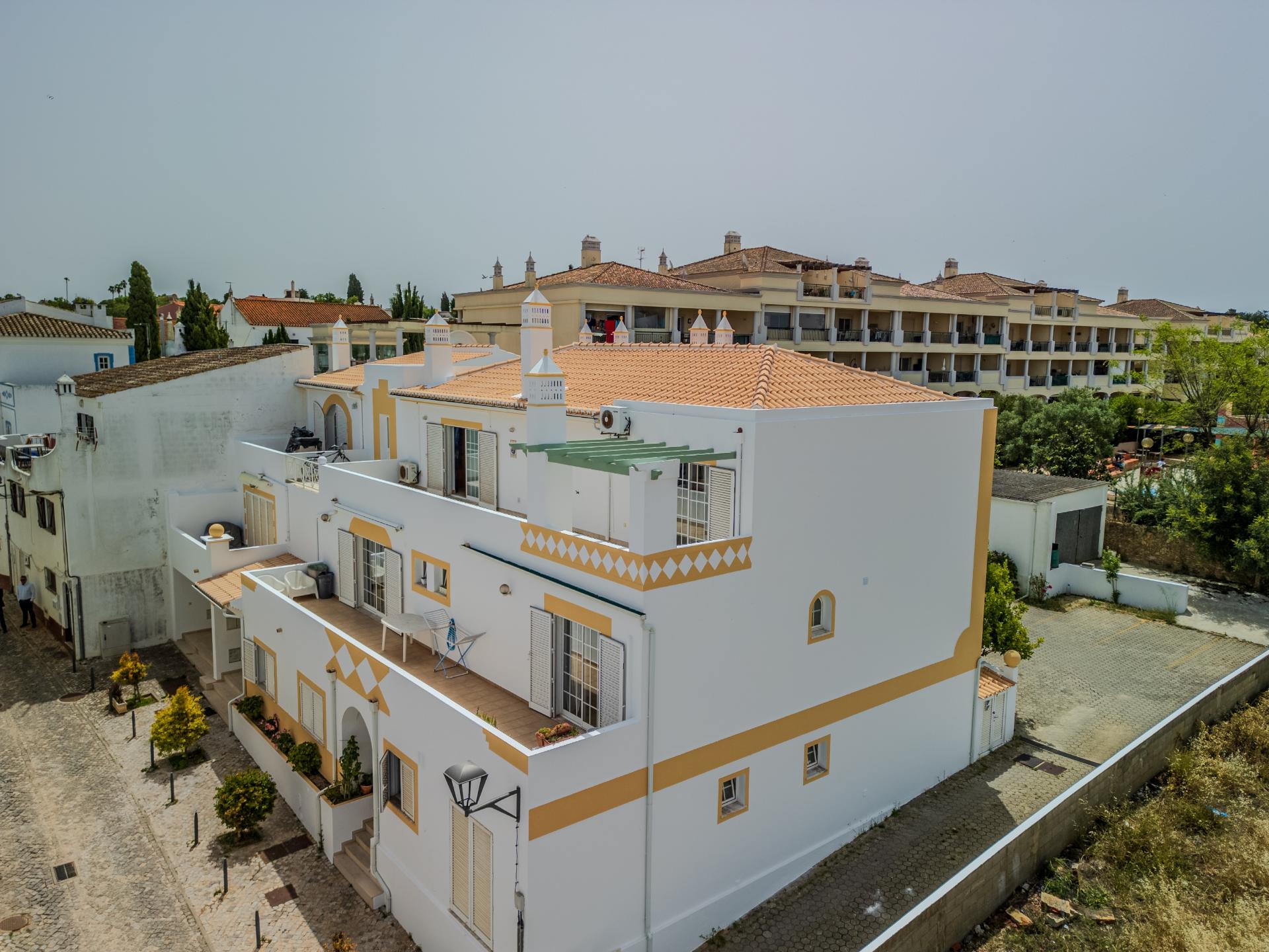 GUIA - Espaçoso Apartamento T2+1 com Vista sobre a Vila