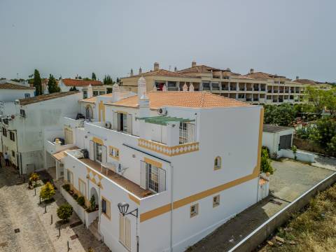 GUIA - Espaçoso Apartamento T2+1 com Vista sobre a Vila
