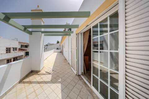 GUIA - Espaçoso Apartamento T2+1 com Vista sobre a Vila