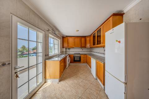 GUIA - Espaçoso Apartamento T2+1 com Vista sobre a Vila