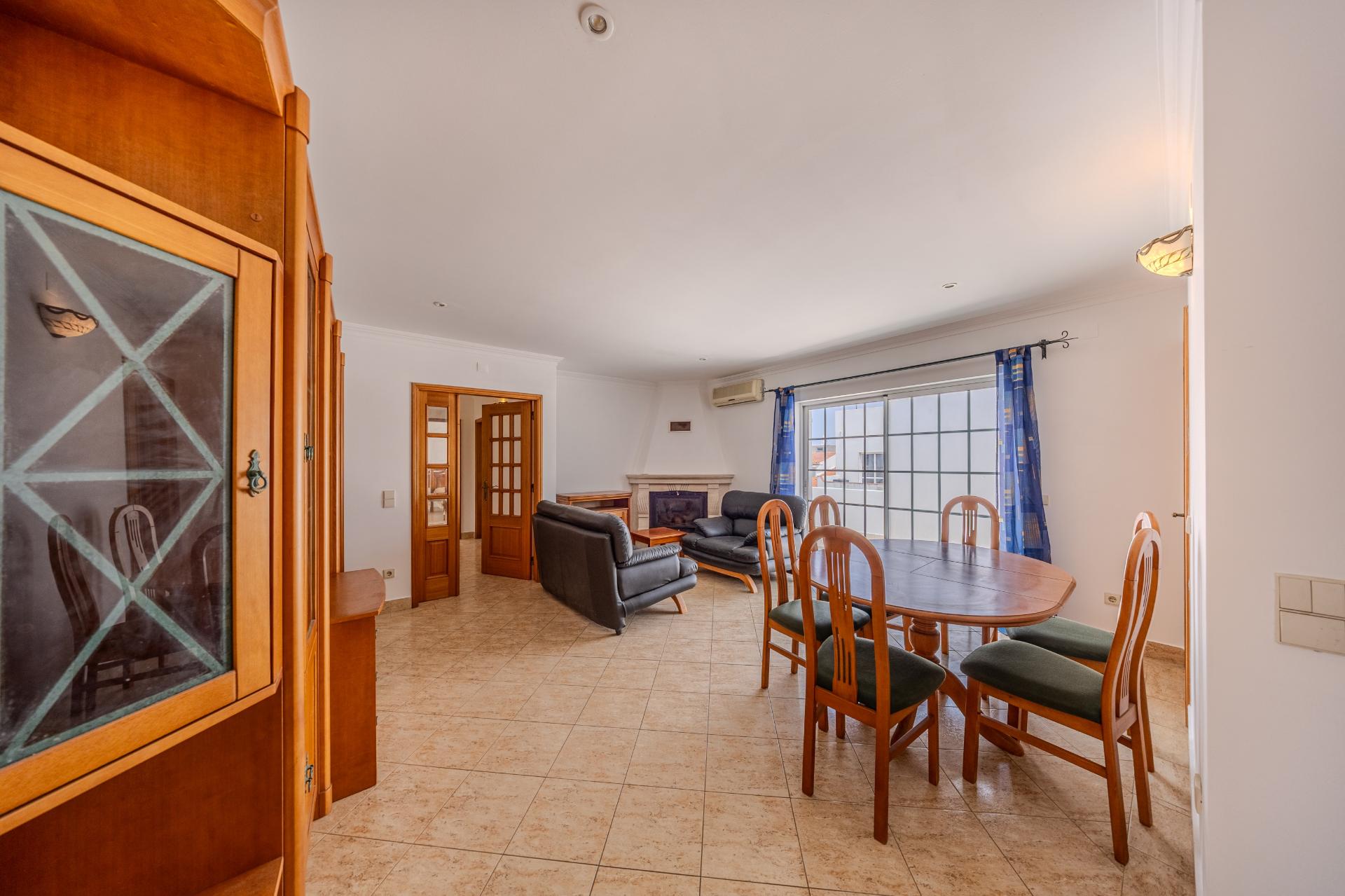 GUIA - Espaçoso Apartamento T2+1 com Vista sobre a Vila