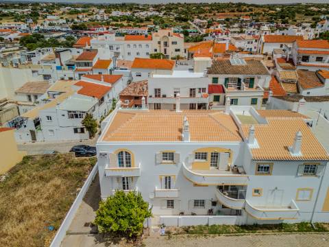 GUIA - Espaçoso Apartamento T2+1 com Vista sobre a Vila