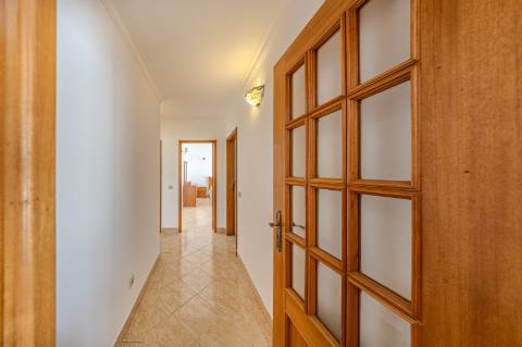 GUIA - Espaçoso Apartamento T2+1 com Vista sobre a Vila