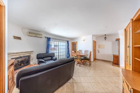 GUIA - Espaçoso Apartamento T2+1 com Vista sobre a Vila