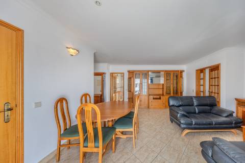 GUIA - Espaçoso Apartamento T2+1 com Vista sobre a Vila
