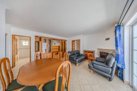 GUIA - Espaçoso Apartamento T2+1 com Vista sobre a Vila