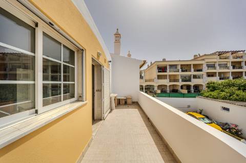 GUIA - Espaçoso Apartamento T2+1 com Vista sobre a Vila