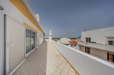 GUIA - Espaçoso Apartamento T2+1 com Vista sobre a Vila