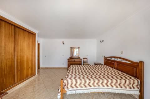 GUIA - Espaçoso Apartamento T2+1 com Vista sobre a Vila