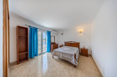 GUIA - Espaçoso Apartamento T2+1 com Vista sobre a Vila