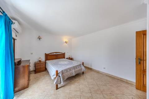 GUIA - Espaçoso Apartamento T2+1 com Vista sobre a Vila