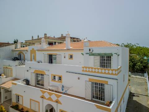 GUIA - Espaçoso Apartamento T2+1 com Vista sobre a Vila