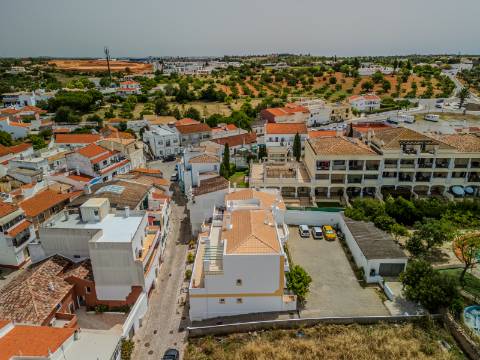 GUIA - Espaçoso Apartamento T2+1 com Vista sobre a Vila