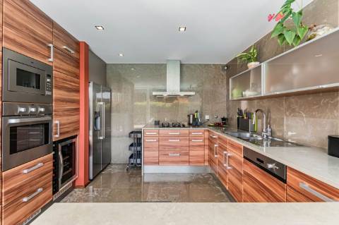 Moradia T4 de Luxo | Carcavelos | Onde o Design Contemporâneo Encontra o Conforto Absoluto