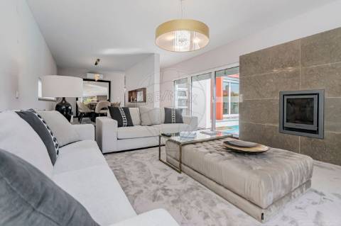 Moradia T4 de Luxo | Carcavelos | Onde o Design Contemporâneo Encontra o Conforto Absoluto