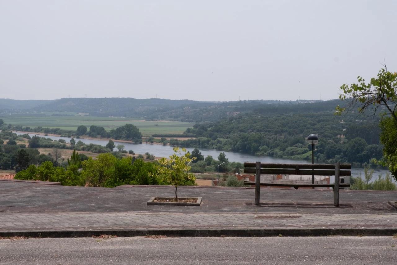 Construa a sua moradia com vista para o Tejo lote de 649 m² em Constância