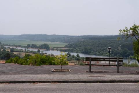 Construa a sua moradia com vista para o Tejo lote de 649 m² em Constância