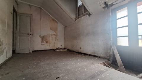 Moradia T2 Duplex em Campolide com Projeto Aprovado | Jardim Privativo