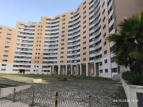 T2 com Garagem | Piscina e Jardim | Condomínio Fechado