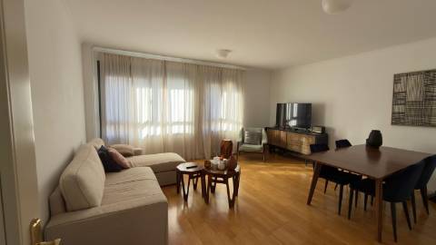 T2 com Garagem | Piscina e Jardim | Condomínio Fechado