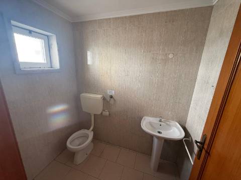 Loja com Projeto Aprovado para T2 | 90m² | Prior Velho