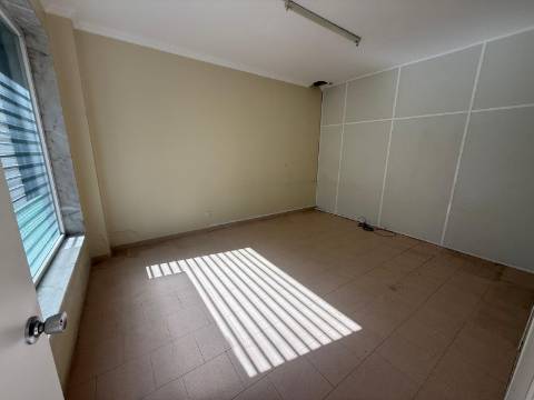 Loja com Projeto Aprovado para T2 | 90m² | Prior Velho