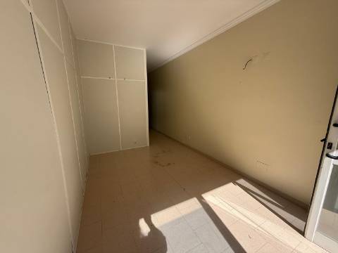 Loja com Projeto Aprovado para T2 | 90m² | Prior Velho