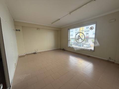 Loja com Projeto Aprovado para T2 | 90m² | Prior Velho