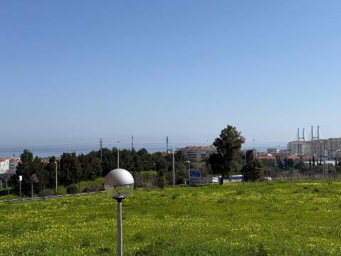 Loja com Projeto Aprovado para T2 | 90m² | Prior Velho