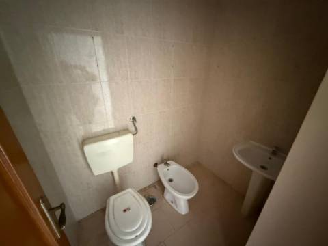 Loja com Projeto Aprovado para T2 | 90m² | Prior Velho