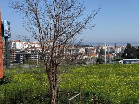 Loja com Projeto Aprovado para T2 | 90m² | Prior Velho