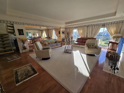 Apartamento T4 Duplex | Terraço | Garagem | Setúbal