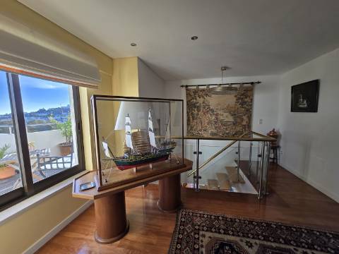 Apartamento T4 Duplex | Terraço | Garagem | Setúbal
