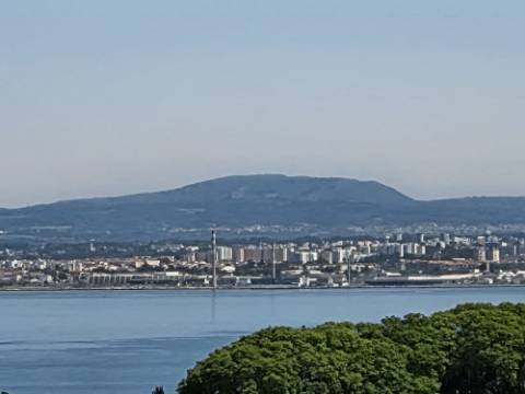 T1 Olaias | Vista Frontal para o Rio Tejo | Lugar de Garagem