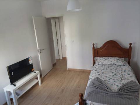 Arrendamento de Quarto na rua Adelaide Cabete