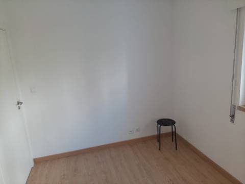 Arrendamento de Quarto na rua Adelaide Cabete