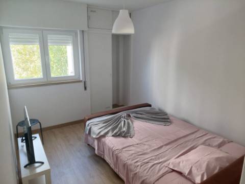 Arrendamento de Quarto na rua Adelaide Cabete