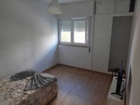 Arrendamento de Quarto na rua Adelaide Cabete