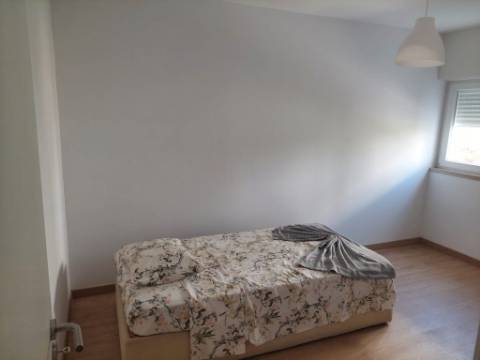 Arrendamento de Quarto na rua Adelaide Cabete